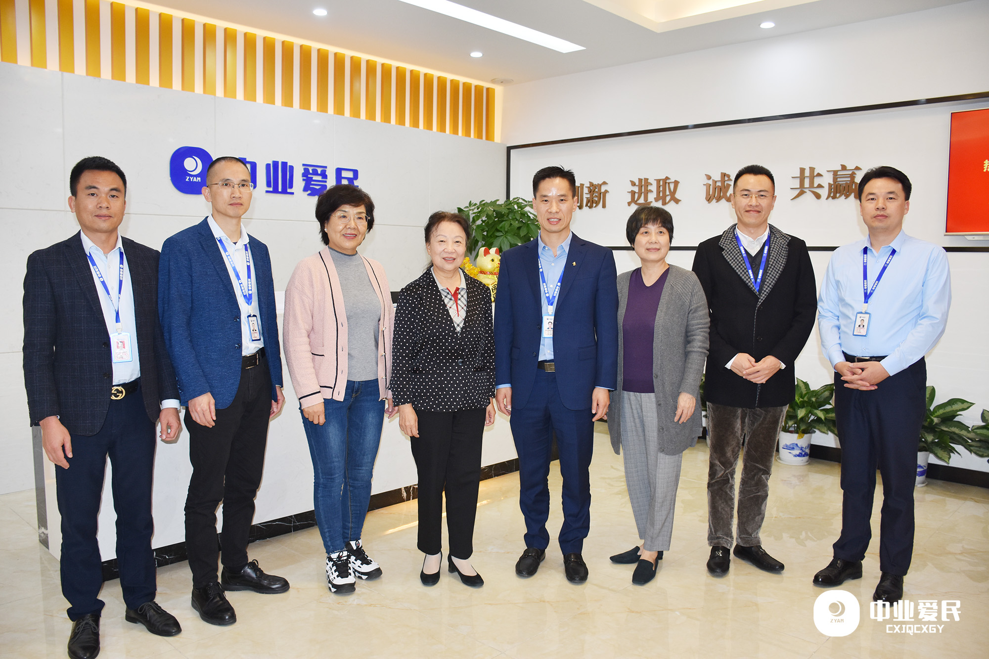 中业爱民副总经理罗国鸿、中业爱民常务副总陈戈文、中国连锁经营协会副会长武瑞玲、中国连锁经营协会创会会长郭戈平、中业爱民董事长代鸿昌、中国连锁经营协会首席顾问朱舫、中业爱民人资行政总监于游海、中业爱民副总经理付国安(从左到右)