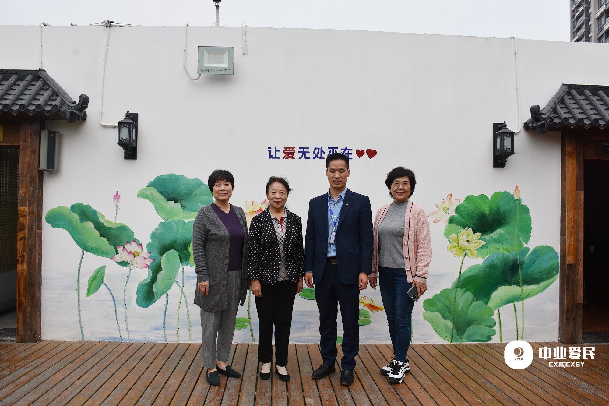 农庄合影,从左到右依次为中国连锁协会首席顾问朱舫、协会创会会长郭戈平、中业爱民董事长代鸿昌、协会副会长武瑞玲